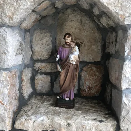 Stone House דירה